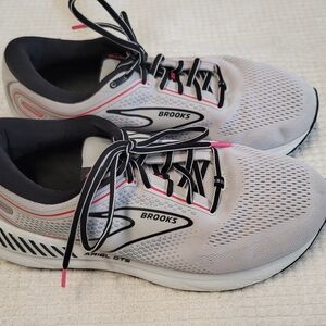 Brooks Women's Sneakers - Gray with Pink Highlights